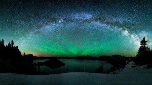 stunning-aurora-lake-scene
